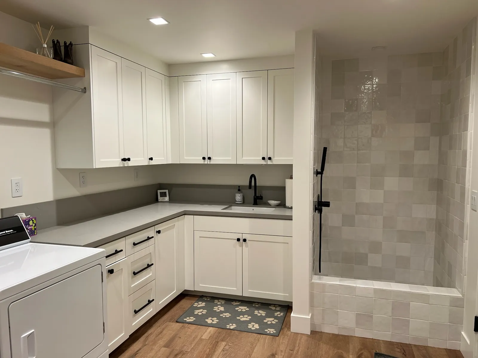 Quartz laundry room countertops with mitered edges, an undermount sink and a 6-inch backsplash in Carson City